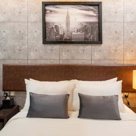 ホテル Centrestage Petaling Jaya By Perfect Host エクステリア 写真 A bedroom at the hotel