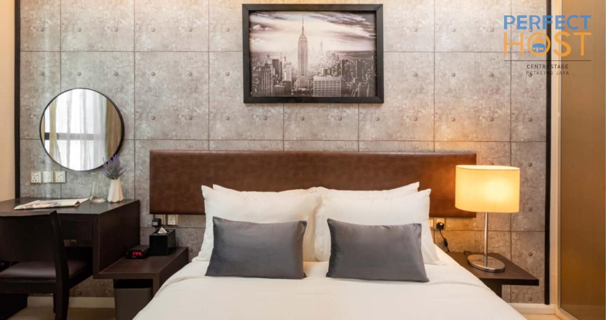 ホテル Centrestage Petaling Jaya By Perfect Host エクステリア 写真 A bedroom at the hotel