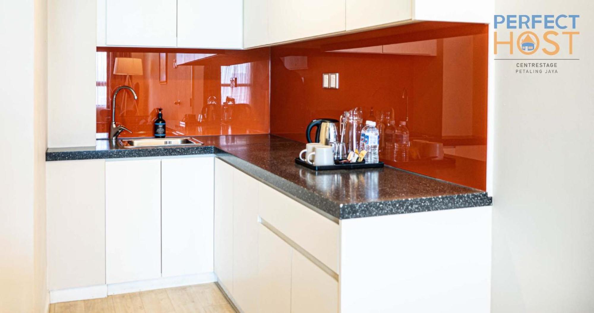 ホテル Centrestage Petaling Jaya By Perfect Host エクステリア 写真 A kitchen with a granite countertop