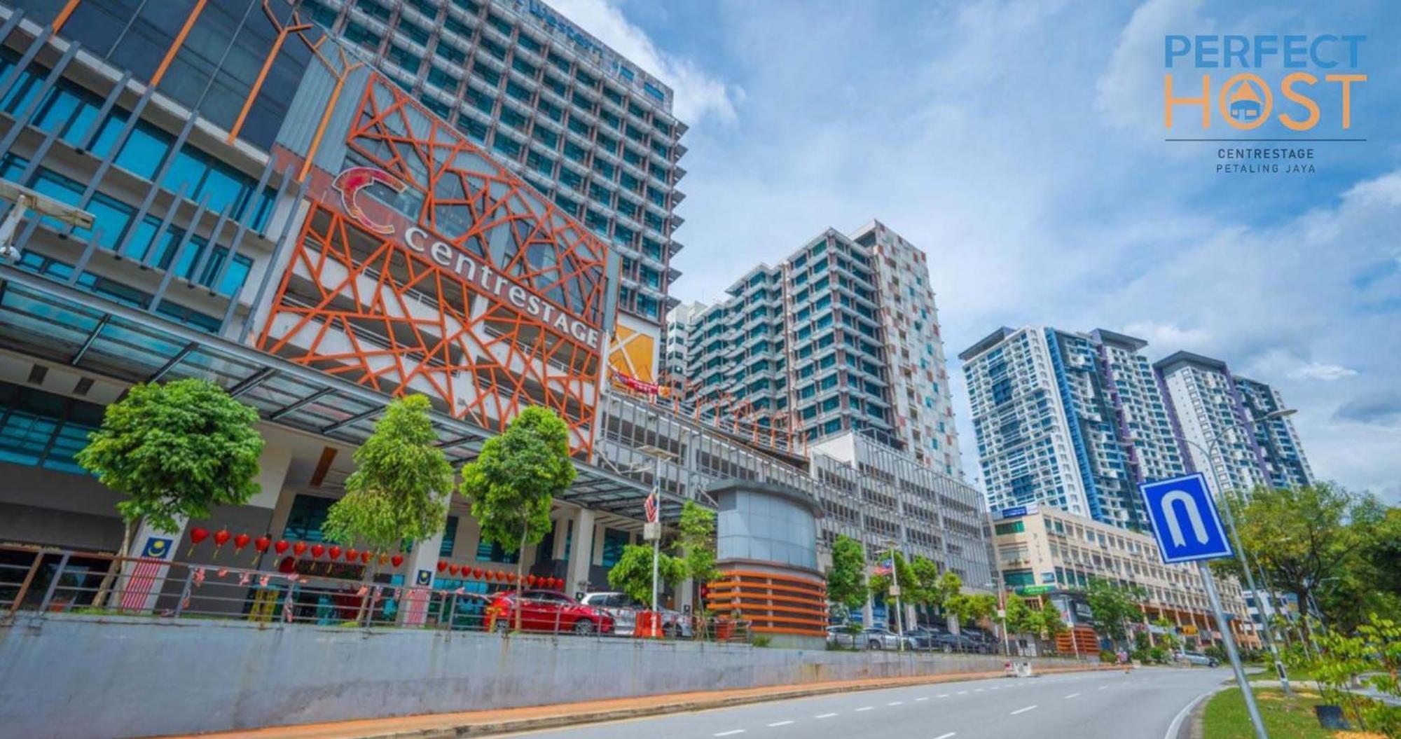 ホテル Centrestage Petaling Jaya By Perfect Host エクステリア 写真 The mall's facade