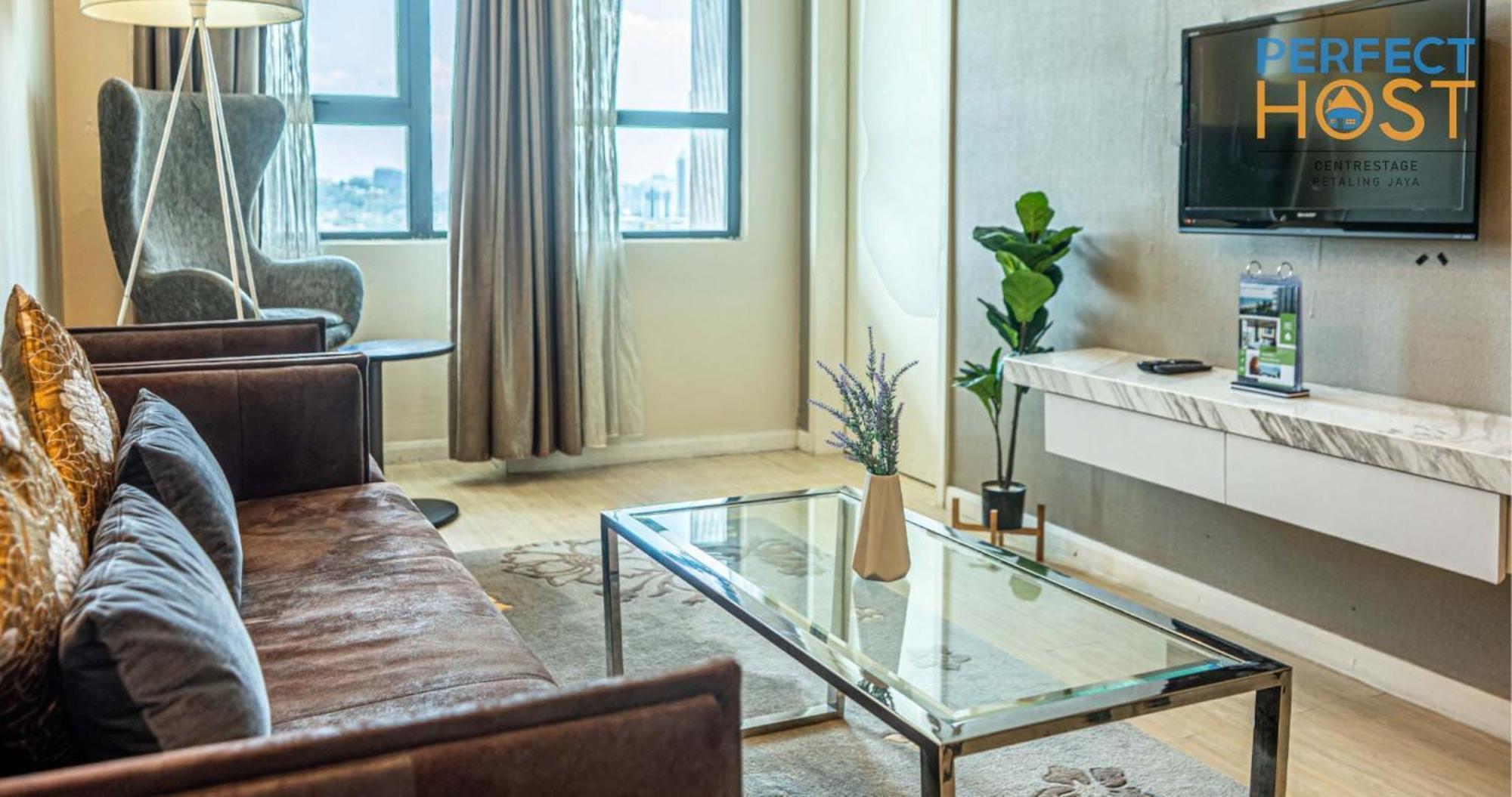 ホテル Centrestage Petaling Jaya By Perfect Host エクステリア 写真 A living room at the hotel