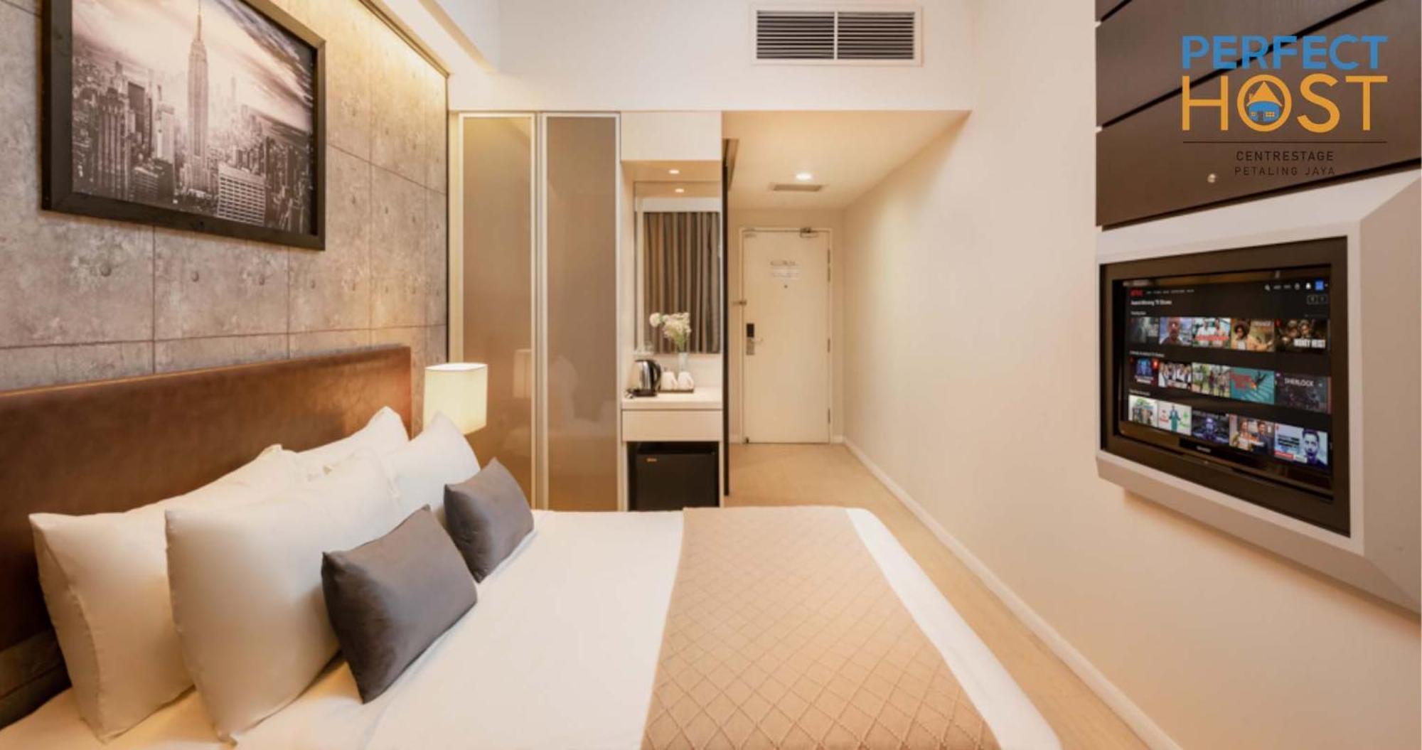 ホテル Centrestage Petaling Jaya By Perfect Host エクステリア 写真 A room at the hotel