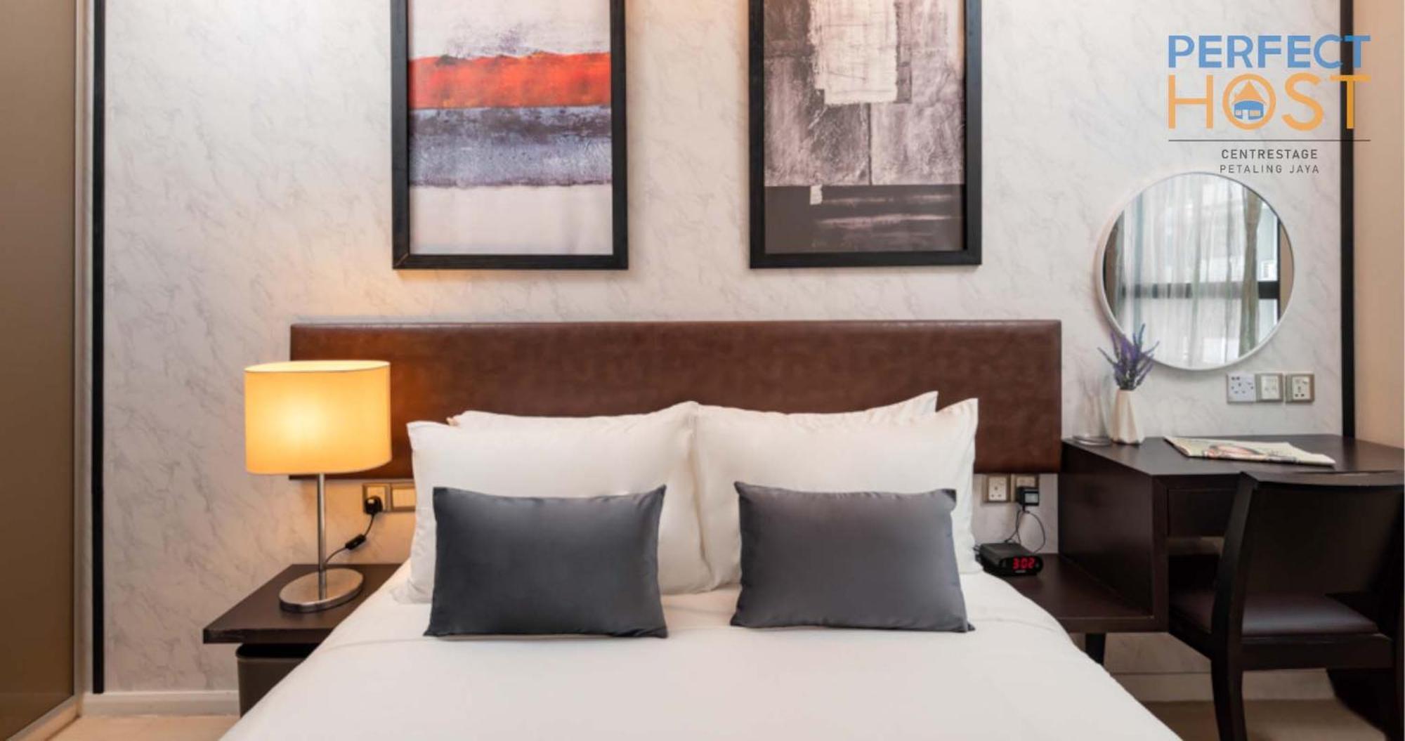 ホテル Centrestage Petaling Jaya By Perfect Host エクステリア 写真 A bedroom at the hotel