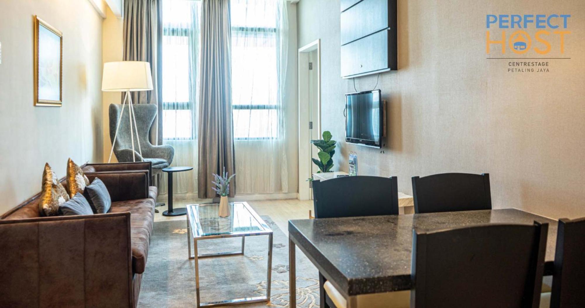 ホテル Centrestage Petaling Jaya By Perfect Host エクステリア 写真 A living room in a serviced apartment in Warsaw, Poland