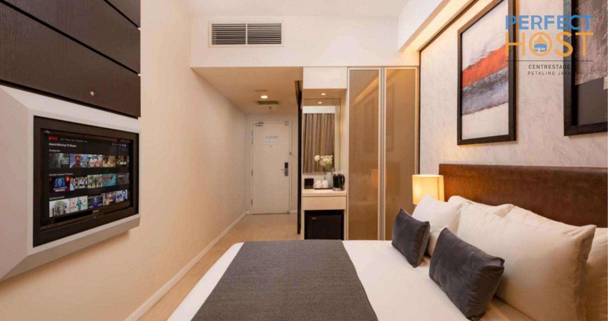 ホテル Centrestage Petaling Jaya By Perfect Host エクステリア 写真 A room at the hotel
